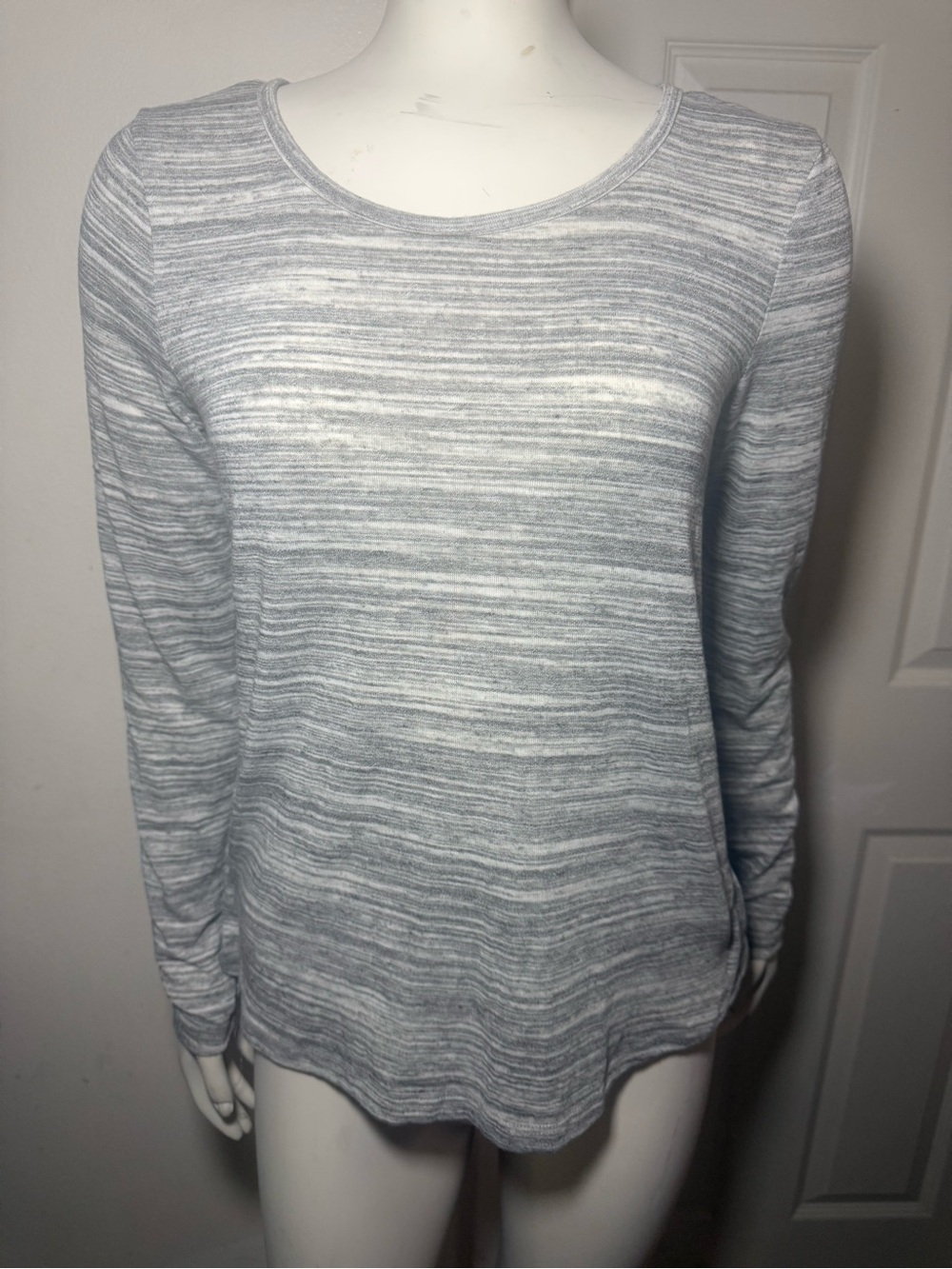 IZ Byer Gray/White/Black Space Dye
Knit Pullover Sweater Scoop Neck Long
M